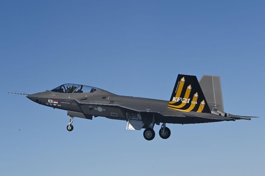 KAI’s Tandem-Seat KF-21 Prototype Makes Maiden Flight