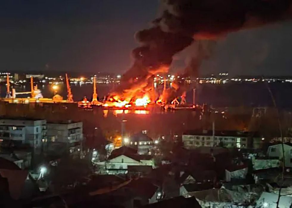 The Ukrainian Air Force hits a Russian landing ship