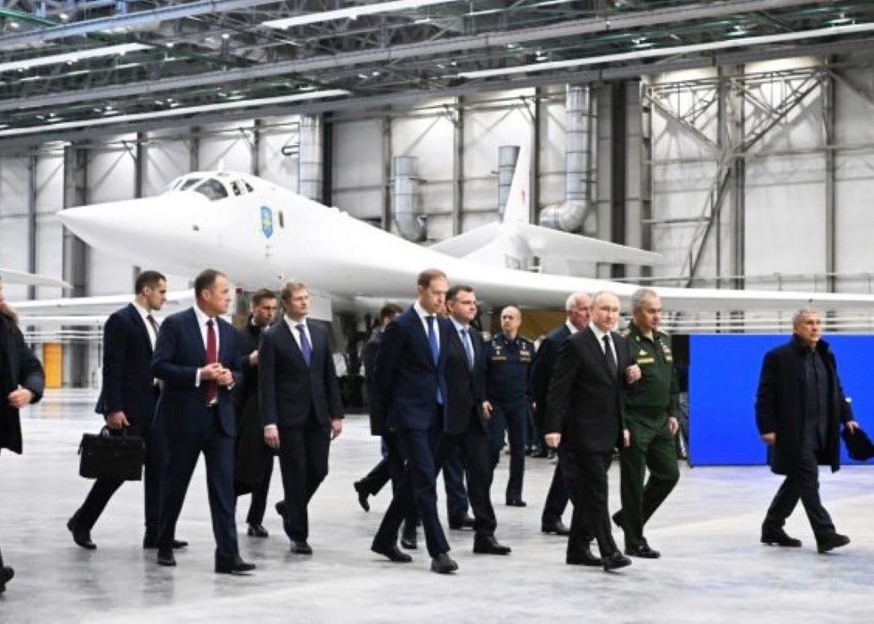 Putin Flies in a Tu-160M Supersonic Strategic Bomber