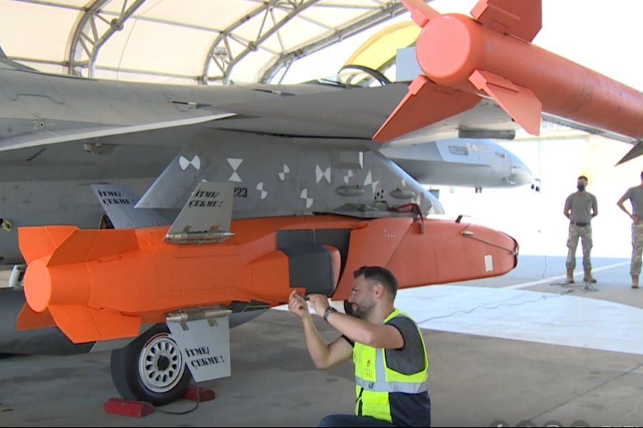 F-16 Fires SOM-J while Aksungur, and Akıncı Wait Their Turn